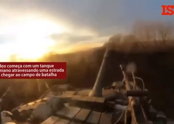 Tropa ucraniana dispara e exibe corpos de soldados russos