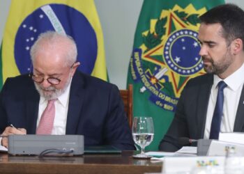 Eduardo Leite pede a Lula mais ajuda para efeitos da chuva no RS