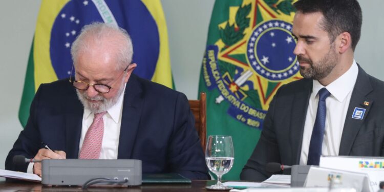 Eduardo Leite pede a Lula mais ajuda para efeitos da chuva no RS