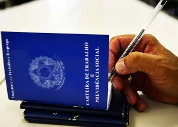 Rendimento mensal do trabalhador bate recorde e chega a R$ 3.378