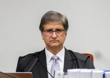 Mulher que pichou estátua pode cumprir prisão domiciliar, diz PGR
