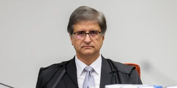 Mulher que pichou estátua pode cumprir prisão domiciliar, diz PGR