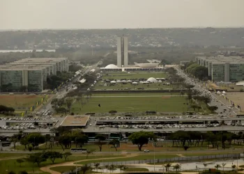 Reajuste de servidores federais será pago em maio, garante governo