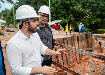 Prefeito fiscaliza obra de urbanização da Avenida Júlio César