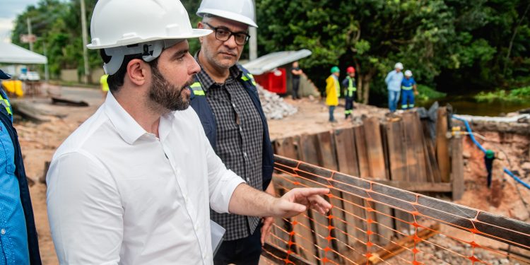 Prefeito fiscaliza obra de urbanização da Avenida Júlio César