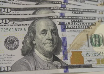 Dólar cai pela sexta vez seguida e fecha em R$ 5,68