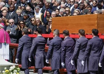 No Vaticano, Lula diz que papa fez história ao combater desigualdades