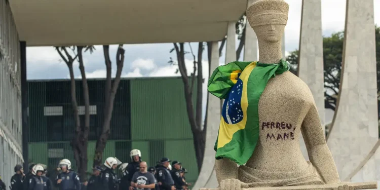 STF julgará no dia 25 de abril mulher que pichou estátua A Justiça