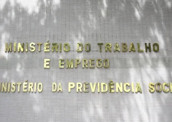 Médicos peritos do INSS voltam ao trabalho nesta segunda-feira