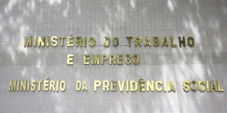 Médicos peritos do INSS voltam ao trabalho nesta segunda-feira