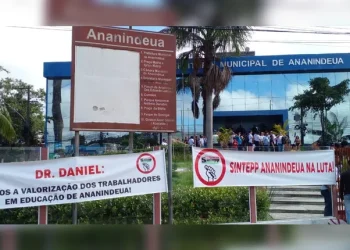 Professores de Ananindeua entram em greve por reajuste salarial