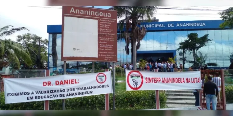 Professores de Ananindeua entram em greve por reajuste salarial