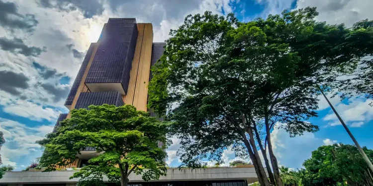 Juros médios cobrados pelos bancos chegam a 43,7% ao ano em fevereiro