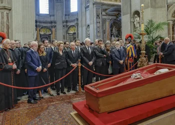 Lula presta homenagem ao papa Francisco em velório no Vaticano