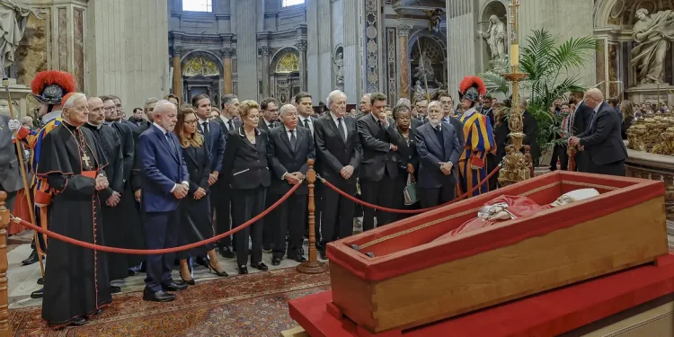 Lula presta homenagem ao papa Francisco em velório no Vaticano