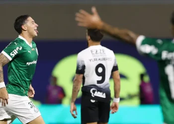 Em noite de uruguaios, Palmeiras vence clássico com Corinthians