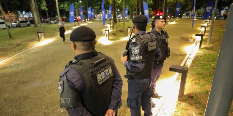 Praça Brasil ganha nova iluminação e mais segurança com revitalização