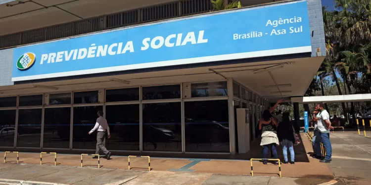 Governo retoma bônus de produtividade para reduzir filas do INSS