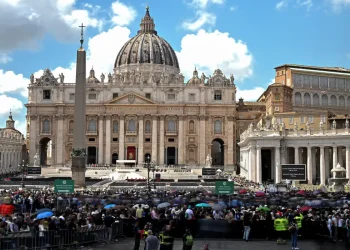 Lula e comitiva desembarcam em Roma para funeral do papa Francisco