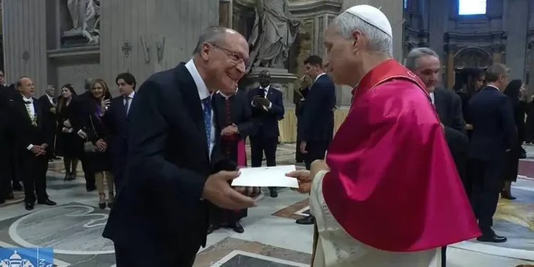 Alckmin entrega ao Papa convite para visitar o Brasil durante a COP30