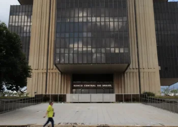 Mercado melhora expectativa sobre economia com PIB a 2,14%