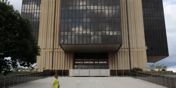Mercado melhora expectativa sobre economia com PIB a 2,14%