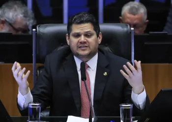 Alcolumbre lê requerimento que cria CPMI sobre fraudes no INSS