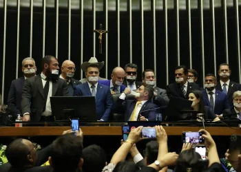 Câmara: base do governo chama ocupação do plenário de “chantagem”