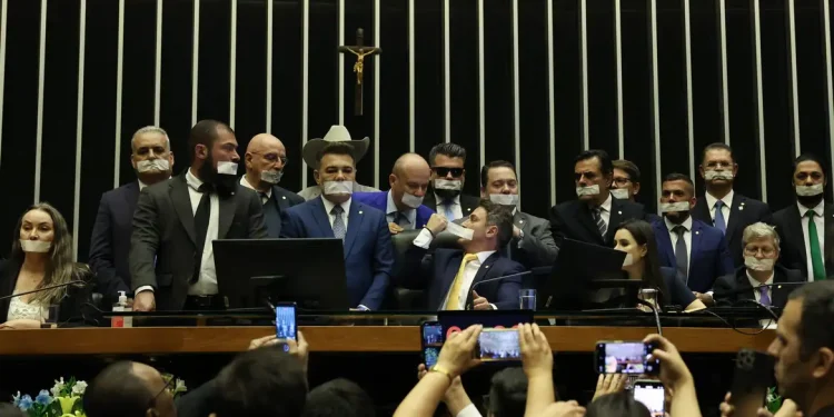 Câmara: base do governo chama ocupação do plenário de “chantagem”
