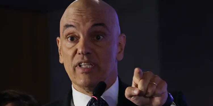 Moraes suspende decisão que destituiu defesa de réus da trama golpista