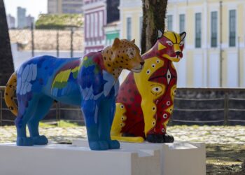 Belém vira galeria a céu aberto com estátuas de onças coloridas
