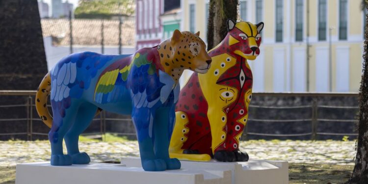 Belém vira galeria a céu aberto com estátuas de onças coloridas