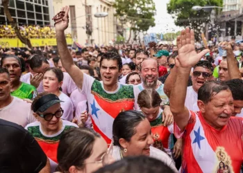 Helder Barbalho e Hana Ghassan se integram à multidão que reverencia Maria no Círio 2025