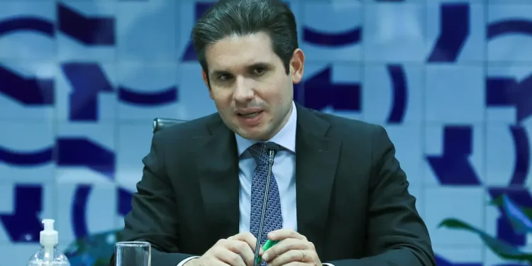 Hugo Motta confirma para hoje votação de isenção do Imposto de Renda