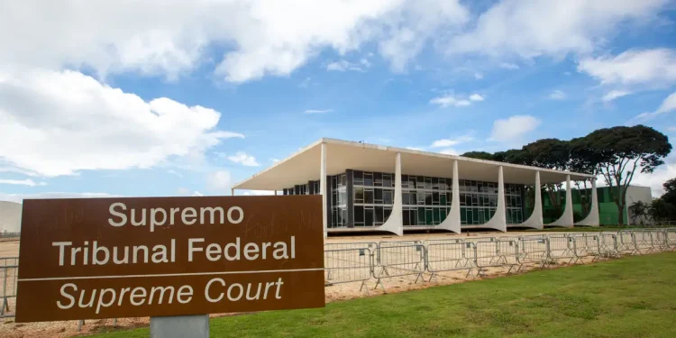 STF inicia julgamento sobre vínculo de emprego de motoristas de apps