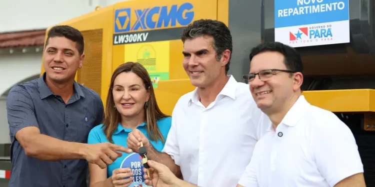 Governo do Pará entrega máquinas para reforçar a manutenção de estradas vicinais