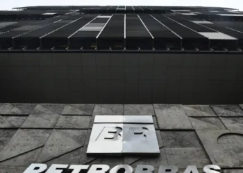 Petrobras reduz preço da gasolina em 5,2% a partir desta terça