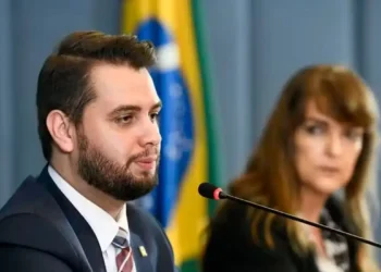 Filipe Martins é preso por descumprir proibição de usar redes sociais