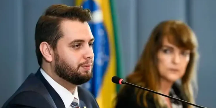 Filipe Martins é preso por descumprir proibição de usar redes sociais