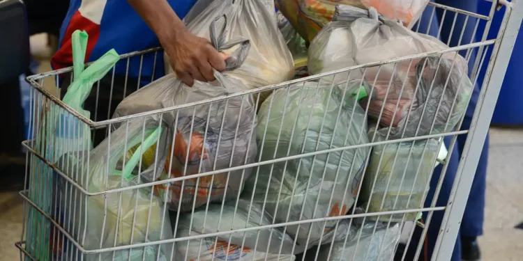 Cesta básica cai em todas as capitais do país no 2º semestre de 2025
