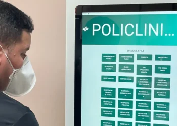Totens de atendimento modernizam acesso aos serviços na Policlínica Metropolitana
