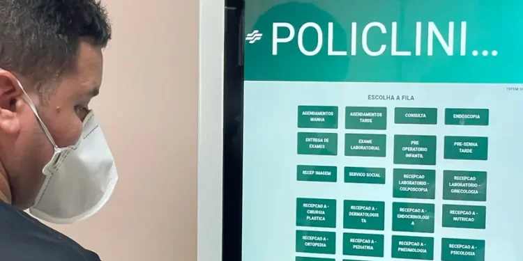 Totens de atendimento modernizam acesso aos serviços na Policlínica Metropolitana