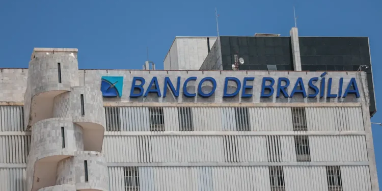 Justiça bloqueia ações do BRB ligadas a Banco Master