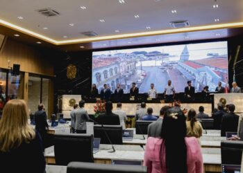 Na abertura da Câmara, prefeito diz que vai asfaltar mais de 600 ruas