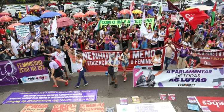 “Parem de nos matar”: exigem mulheres no 8 de março em Brasília