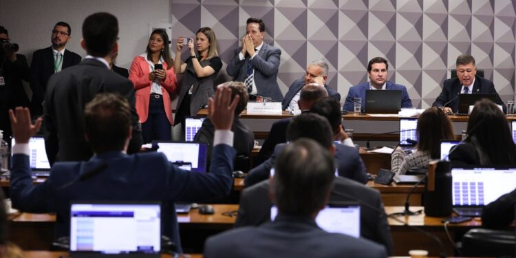 CPMI do INSS aprova convocação de cunhado e ex-namorada de Vorcaro