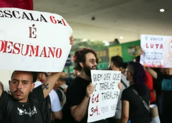 Oito em cada 10 brasileiros de até 40 anos defendem fim da escala 6×1