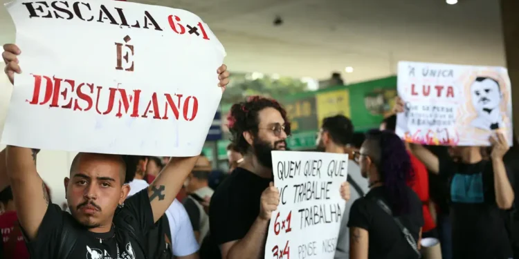 Oito em cada 10 brasileiros de até 40 anos defendem fim da escala 6×1