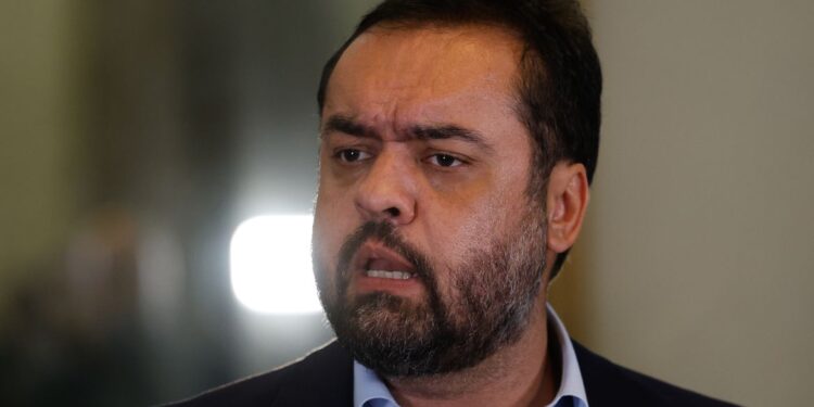 Cláudio Castro diz que sai do governo do Rio “de cabeça erguida”