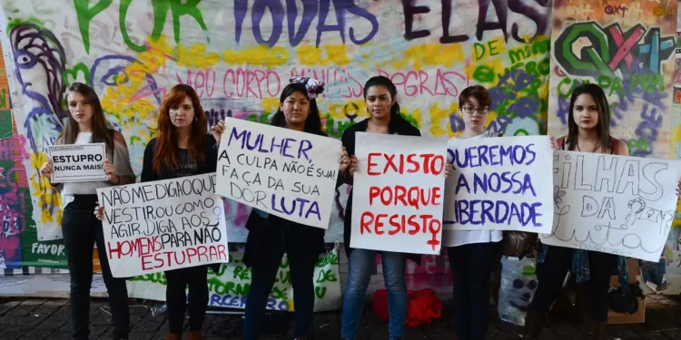 Cresce percentual de mulheres que relatam medo de ser estupradas